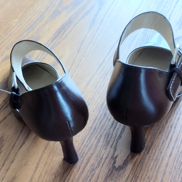 Chocolate Brown Ivory Top Stitching Heels EUC Sz8 - Picture 4 of 4